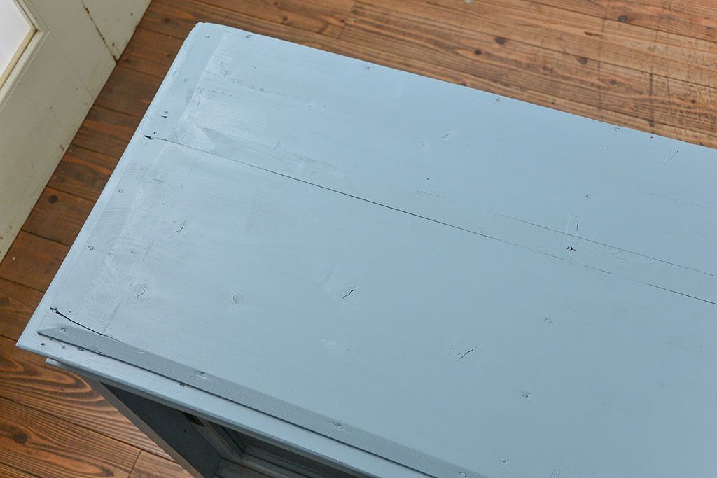 アンティーク家具　アンティークペイント ガラスの取っ手がかわいい大きな二段重ね収納棚(食器棚、飾り棚、ガラスケース)