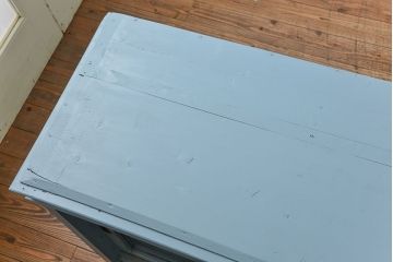 アンティーク家具　アンティークペイント ガラスの取っ手がかわいい大きな二段重ね収納棚(食器棚、飾り棚、ガラスケース)