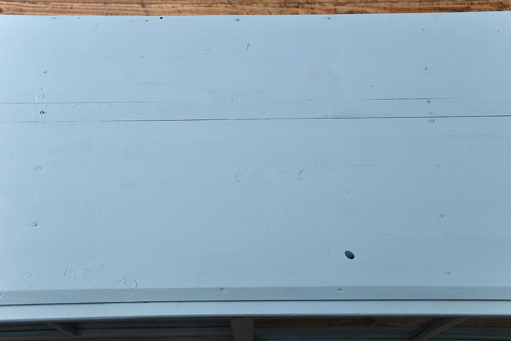 アンティーク家具　アンティークペイント ガラスの取っ手がかわいい大きな二段重ね収納棚(食器棚、飾り棚、ガラスケース)