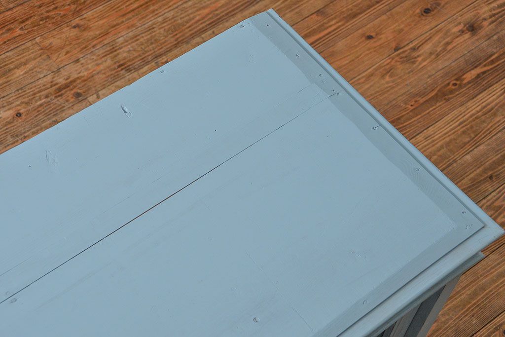 アンティーク家具　アンティークペイント ガラスの取っ手がかわいい大きな二段重ね収納棚(食器棚、飾り棚、ガラスケース)