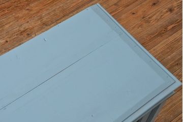 アンティーク家具　アンティークペイント ガラスの取っ手がかわいい大きな二段重ね収納棚(食器棚、飾り棚、ガラスケース)