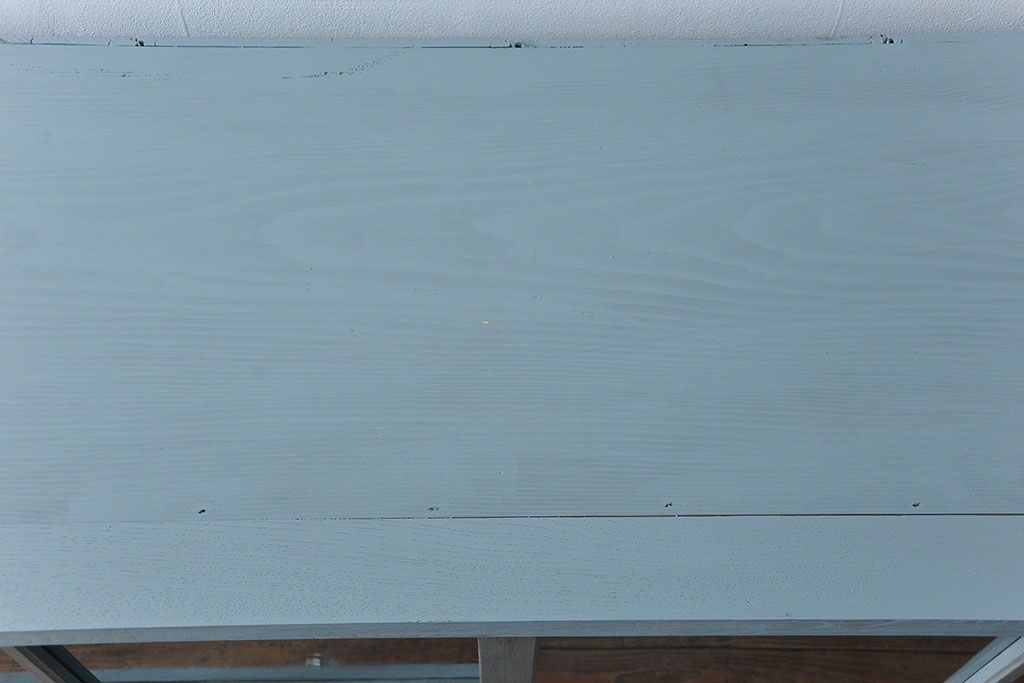 アンティーク家具　アンティークペイント ガラスの取っ手がかわいい大きな二段重ね収納棚(食器棚、飾り棚、ガラスケース)