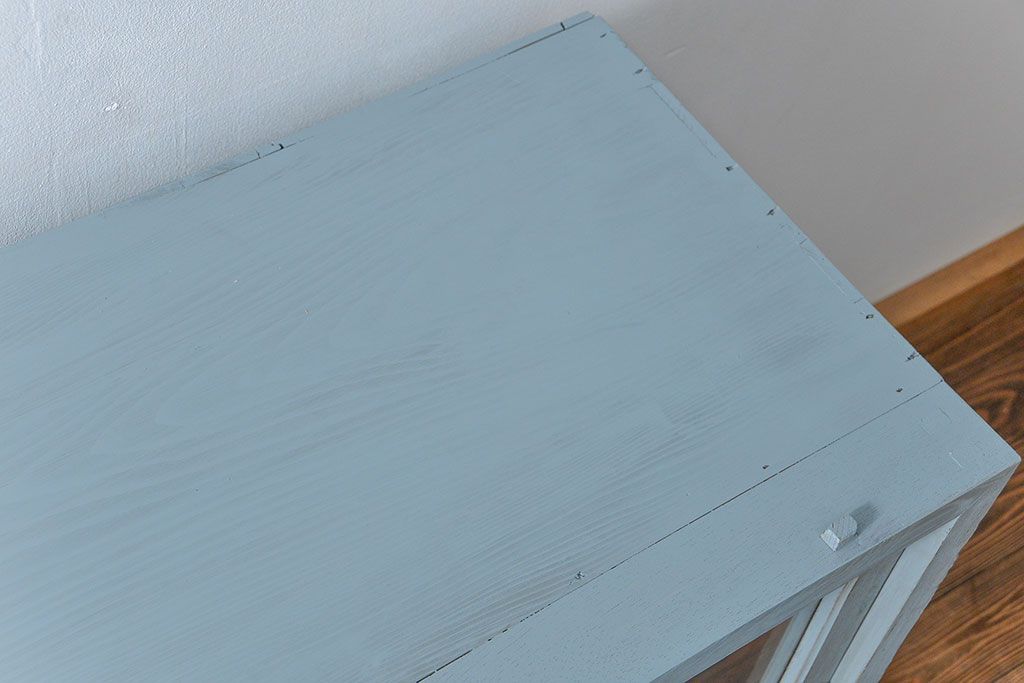 アンティーク家具　アンティークペイント ガラスの取っ手がかわいい大きな二段重ね収納棚(食器棚、飾り棚、ガラスケース)