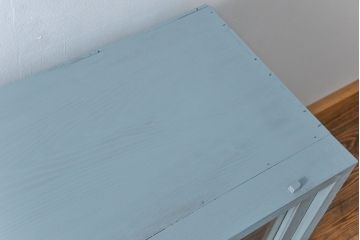 アンティーク家具　アンティークペイント ガラスの取っ手がかわいい大きな二段重ね収納棚(食器棚、飾り棚、ガラスケース)