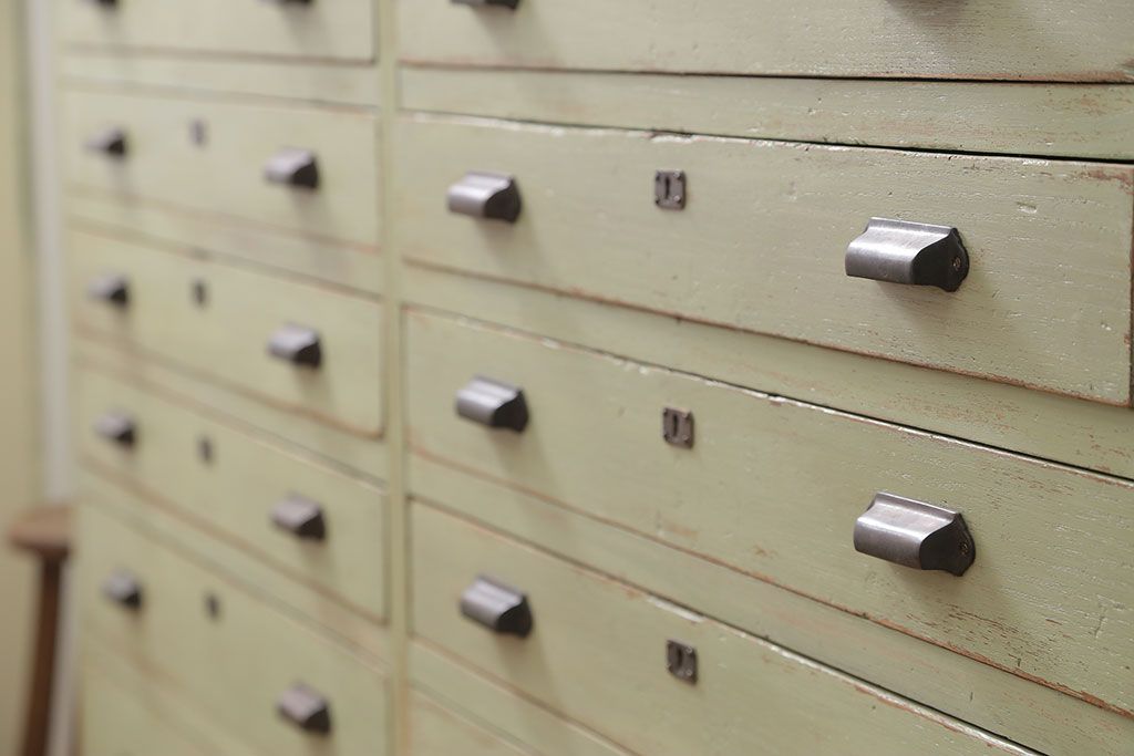 レトロ家具　昭和レトロ アンティークペイント 脚付きの12杯引き出し(チェスト、ドロワー)