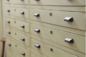 レトロ家具　昭和レトロ アンティークペイント 脚付きの12杯引き出し(チェスト、ドロワー)