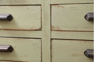 レトロ家具　昭和レトロ アンティークペイント 脚付きの12杯引き出し(チェスト、ドロワー)