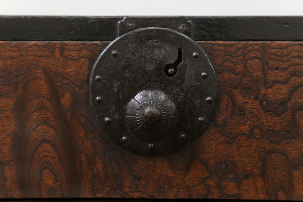 アンティーク家具　古民具・骨董 前面欅(ケヤキ)材玉杢 杢目のすばらしい仙台小箪笥(時代箪笥、帳場箪笥)