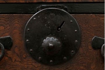 アンティーク家具　古民具・骨董 前面欅(ケヤキ)材玉杢 杢目のすばらしい仙台小箪笥(時代箪笥、帳場箪笥)