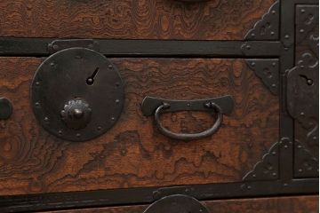 アンティーク家具　古民具・骨董 前面欅(ケヤキ)材玉杢 杢目のすばらしい仙台小箪笥(時代箪笥、帳場箪笥)