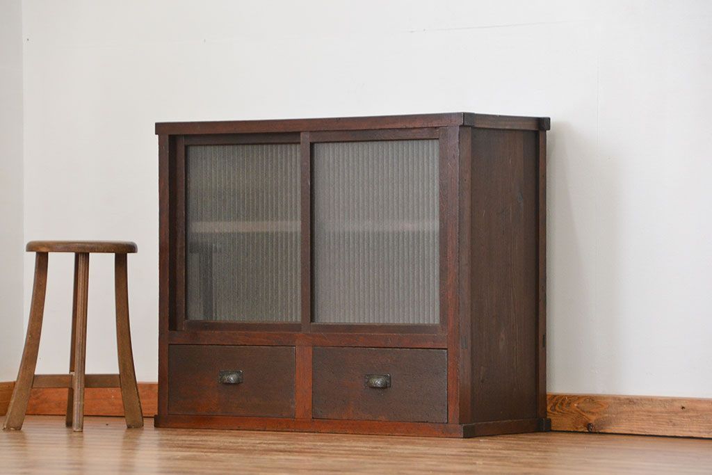 アンティーク家具　アンティーク 銀モールガラスの収納棚(戸棚)