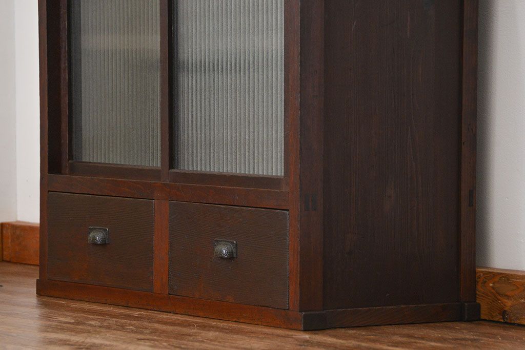 アンティーク家具　アンティーク 銀モールガラスの収納棚(戸棚)