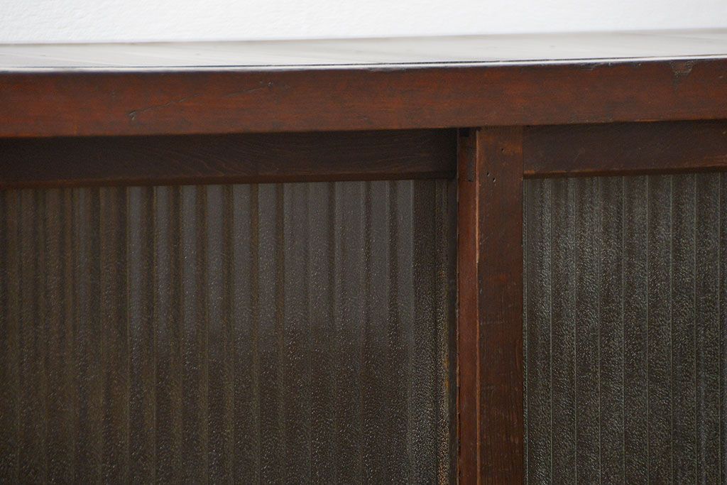 アンティーク家具　アンティーク 銀モールガラスの収納棚(戸棚)