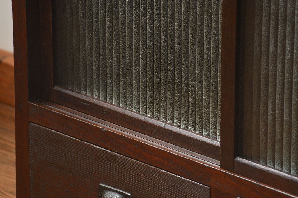 アンティーク家具　アンティーク 銀モールガラスの収納棚(戸棚)