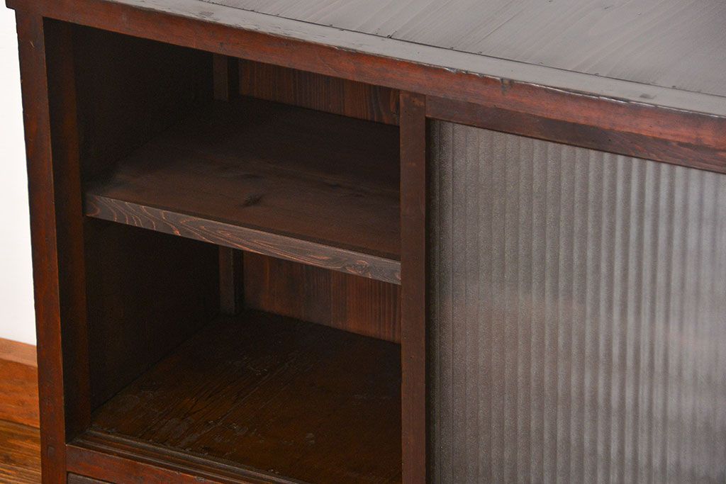 アンティーク家具　アンティーク 銀モールガラスの収納棚(戸棚)