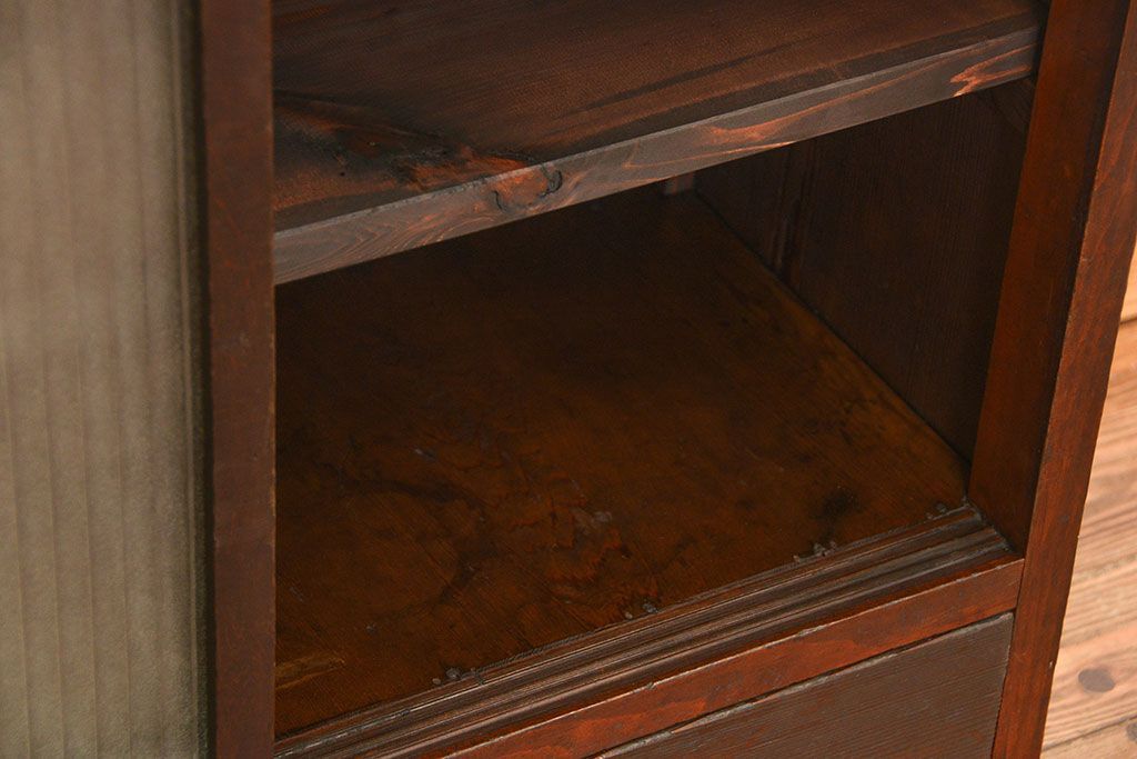 アンティーク家具　アンティーク 銀モールガラスの収納棚(戸棚)