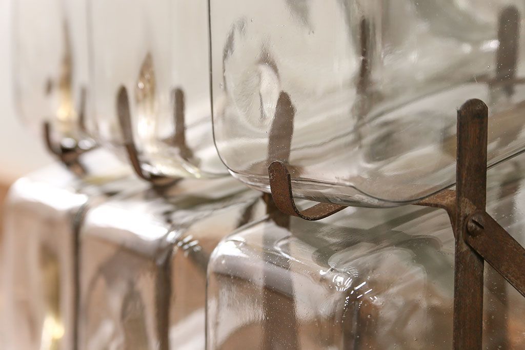 アンティーク雑貨　昭和レトロ 古い駄菓子屋の六連ガラス瓶(ガラスビン)