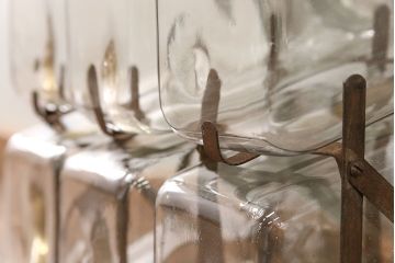 アンティーク雑貨　昭和レトロ 古い駄菓子屋の六連ガラス瓶(ガラスビン)