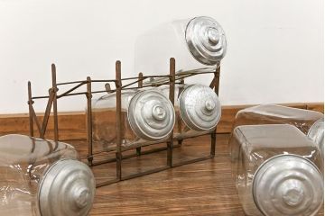 アンティーク雑貨　昭和レトロ 古い駄菓子屋の六連ガラス瓶(ガラスビン)