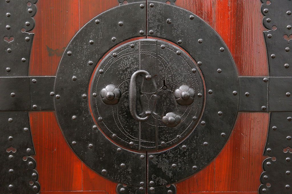 古民具・骨董 美品　金具の立派な観音開き時代箪笥(帳場箪笥、たんす)