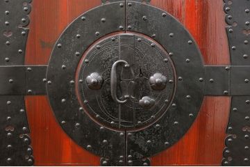 古民具・骨董 美品　金具の立派な観音開き時代箪笥(帳場箪笥、たんす)