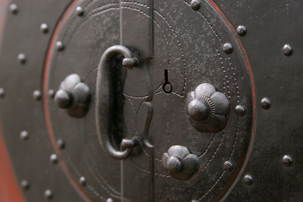 古民具・骨董 美品　金具の立派な観音開き時代箪笥(帳場箪笥、たんす)