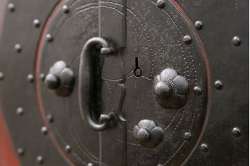 古民具・骨董 美品　金具の立派な観音開き時代箪笥(帳場箪笥、たんす)