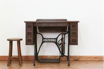 アンティーク雑貨　アンティーク 3連引き出しの上位モデル 足踏みシンガーミシン(SINGER)