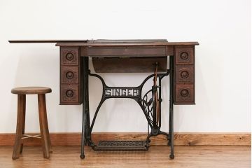 アンティーク雑貨　アンティーク 3連引き出しの上位モデル 足踏みシンガーミシン(SINGER)