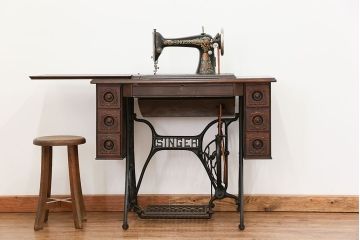 アンティーク雑貨　アンティーク 3連引き出しの上位モデル 足踏みシンガーミシン(SINGER)