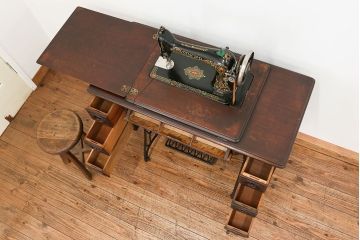 アンティーク雑貨　アンティーク 3連引き出しの上位モデル 足踏みシンガーミシン(SINGER)