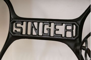 アンティーク雑貨　アンティーク 3連引き出しの上位モデル 足踏みシンガーミシン(SINGER)