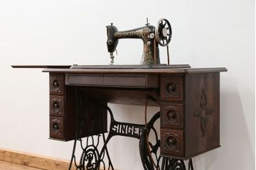 アンティーク雑貨　アンティーク 3連引き出しの上位モデル 足踏みシンガーミシン(SINGER)