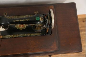 アンティーク雑貨　アンティーク 3連引き出しの上位モデル 足踏みシンガーミシン(SINGER)