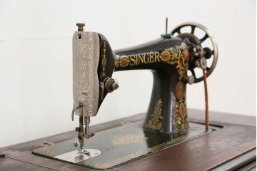 アンティーク雑貨　アンティーク 3連引き出しの上位モデル 足踏みシンガーミシン(SINGER)