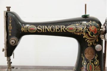 アンティーク雑貨　アンティーク 3連引き出しの上位モデル 足踏みシンガーミシン(SINGER)