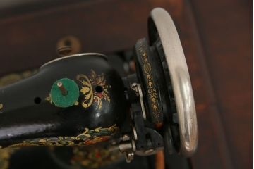 アンティーク雑貨　アンティーク 3連引き出しの上位モデル 足踏みシンガーミシン(SINGER)