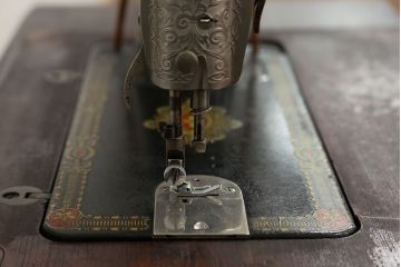 アンティーク雑貨　アンティーク 3連引き出しの上位モデル 足踏みシンガーミシン(SINGER)