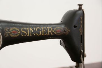 アンティーク雑貨　アンティーク 3連引き出しの上位モデル 足踏みシンガーミシン(SINGER)