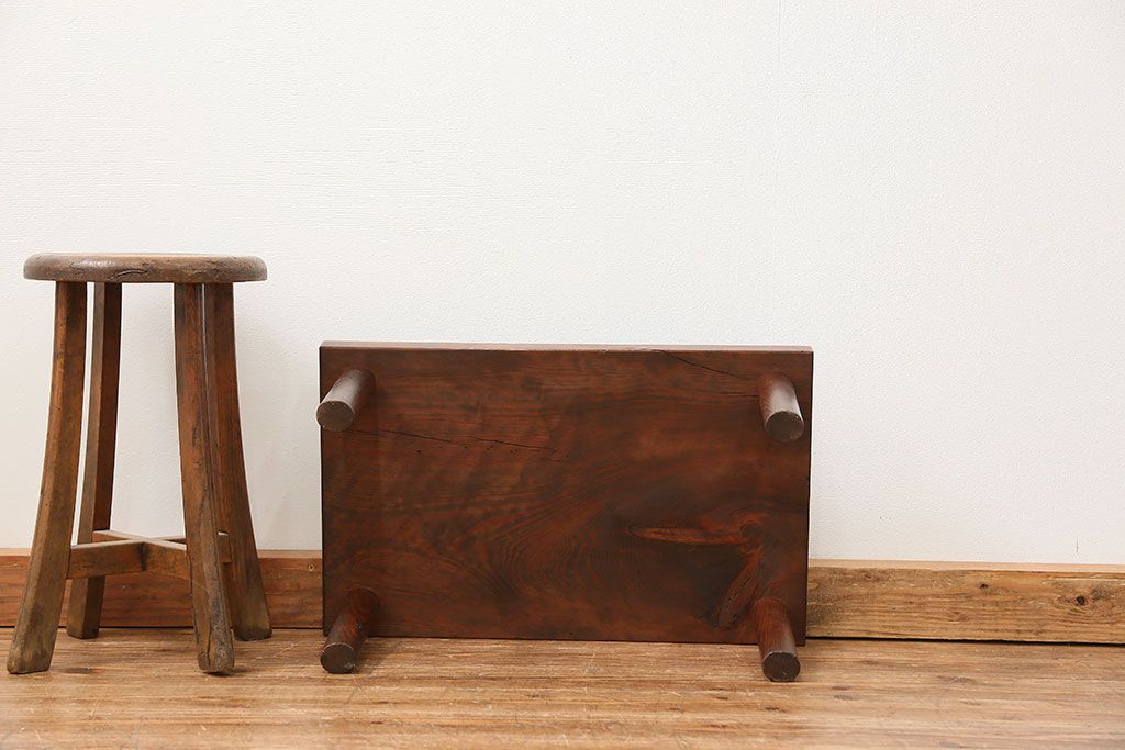 アンティーク家具　古民具・骨董 シンプルで小さなテーブル(机、花台)