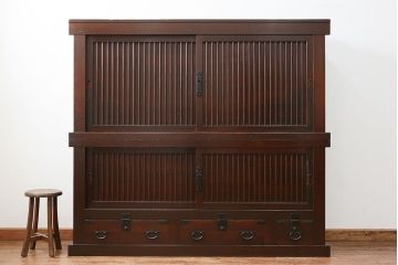 アンティーク家具　古民具・骨董 縦桟引き戸の重厚でモダンな六尺収納箪笥(水屋箪笥、帳場箪笥)