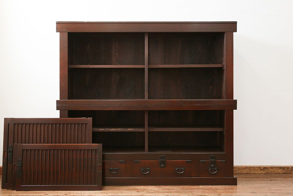 アンティーク家具　古民具・骨董 縦桟引き戸の重厚でモダンな六尺収納箪笥(水屋箪笥、帳場箪笥)