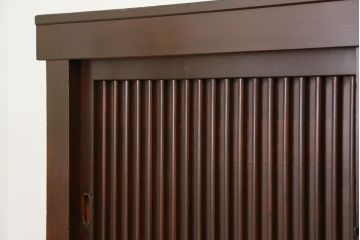 アンティーク家具　古民具・骨董 縦桟引き戸の重厚でモダンな六尺収納箪笥(水屋箪笥、帳場箪笥)