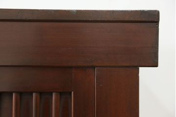 アンティーク家具　古民具・骨董 縦桟引き戸の重厚でモダンな六尺収納箪笥(水屋箪笥、帳場箪笥)