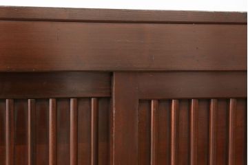 アンティーク家具　古民具・骨董 縦桟引き戸の重厚でモダンな六尺収納箪笥(水屋箪笥、帳場箪笥)