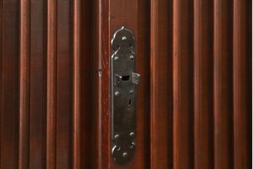 アンティーク家具　古民具・骨董 縦桟引き戸の重厚でモダンな六尺収納箪笥(水屋箪笥、帳場箪笥)