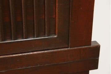 アンティーク家具　古民具・骨董 縦桟引き戸の重厚でモダンな六尺収納箪笥(水屋箪笥、帳場箪笥)