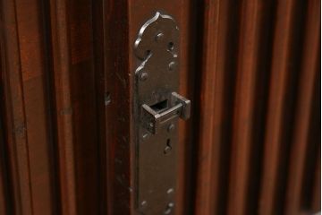 アンティーク家具　古民具・骨董 縦桟引き戸の重厚でモダンな六尺収納箪笥(水屋箪笥、帳場箪笥)