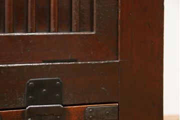 アンティーク家具　古民具・骨董 縦桟引き戸の重厚でモダンな六尺収納箪笥(水屋箪笥、帳場箪笥)