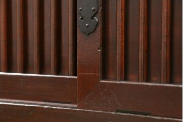 アンティーク家具　古民具・骨董 縦桟引き戸の重厚でモダンな六尺収納箪笥(水屋箪笥、帳場箪笥)